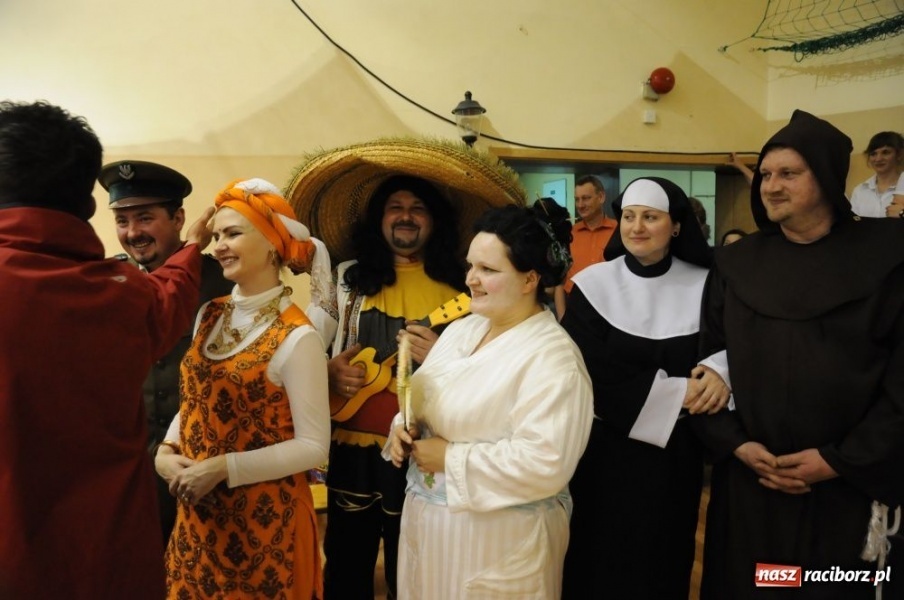 Zdjęcie w galerii na portalu naszraciborz.pl: Ksiądz proboszcz balował w sombrero wiadomości z regionu