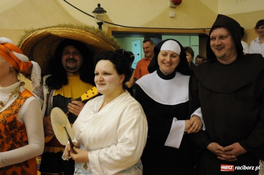 Zdjęcie w galerii na portalu naszraciborz.pl: Ksiądz proboszcz balował w sombrero wiadomości z regionu