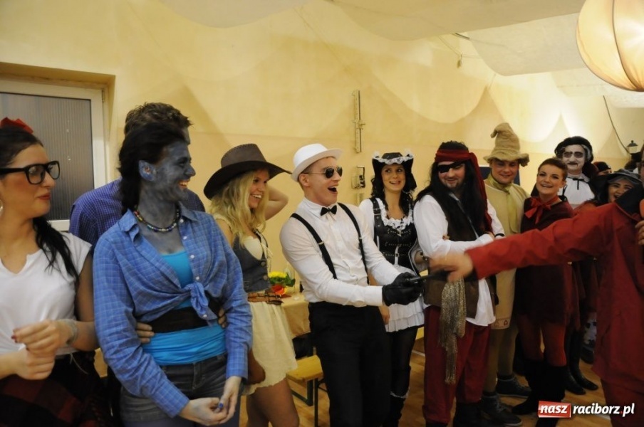 Zdjęcie w galerii na portalu naszraciborz.pl: Ksiądz proboszcz balował w sombrero wiadomości z regionu