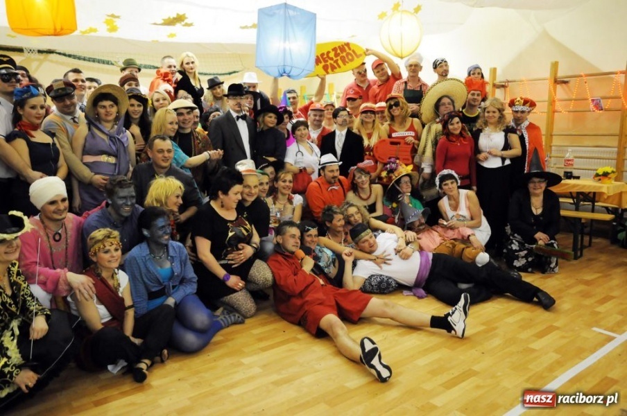 Zdjęcie w galerii na portalu naszraciborz.pl: Ksiądz proboszcz balował w sombrero wiadomości z regionu