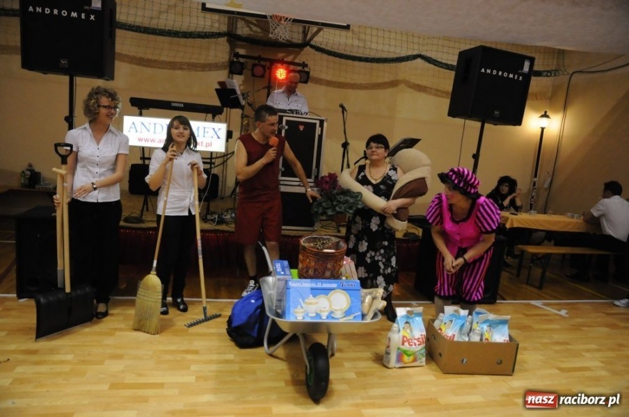 Zdjęcie w galerii na portalu naszraciborz.pl: Ksiądz proboszcz balował w sombrero wiadomości z regionu