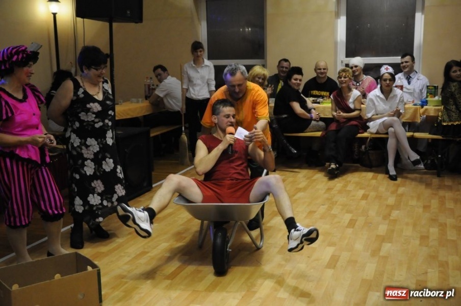 Zdjęcie w galerii na portalu naszraciborz.pl: Ksiądz proboszcz balował w sombrero wiadomości z regionu