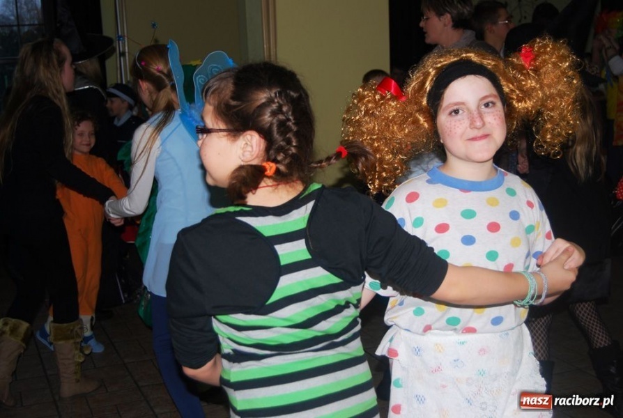 Zdjęcie w galerii na portalu naszraciborz.pl: Do dzieci w Łubowicach przyszły bery wiadomości z regionu