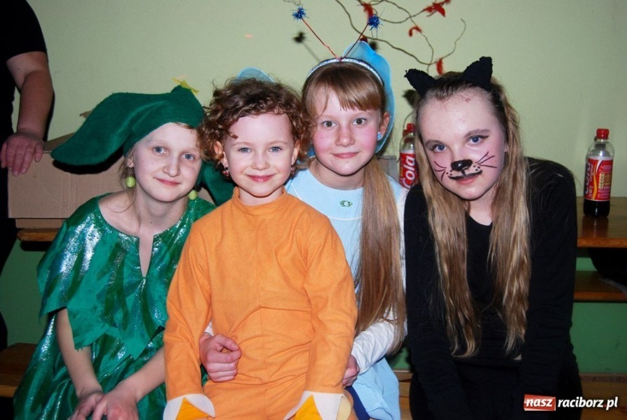 Zdjęcie w galerii na portalu naszraciborz.pl: Do dzieci w Łubowicach przyszły bery wiadomości z regionu