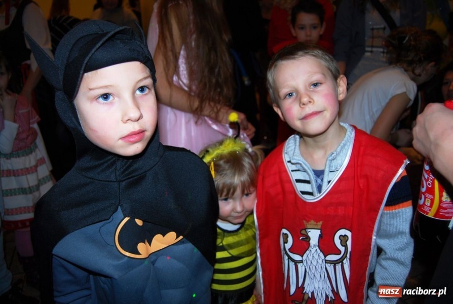 Zdjęcie w galerii na portalu naszraciborz.pl: Do dzieci w Łubowicach przyszły bery wiadomości z regionu