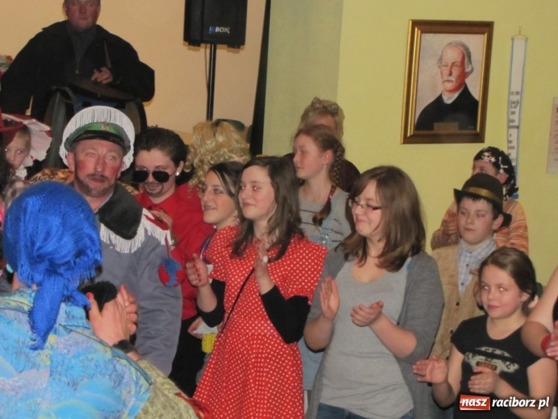 Zdjęcie w galerii na portalu naszraciborz.pl: Do dzieci w Łubowicach przyszły bery wiadomości z regionu