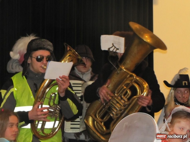 Zdjęcie w galerii na portalu naszraciborz.pl: Do dzieci w Łubowicach przyszły bery wiadomości z regionu