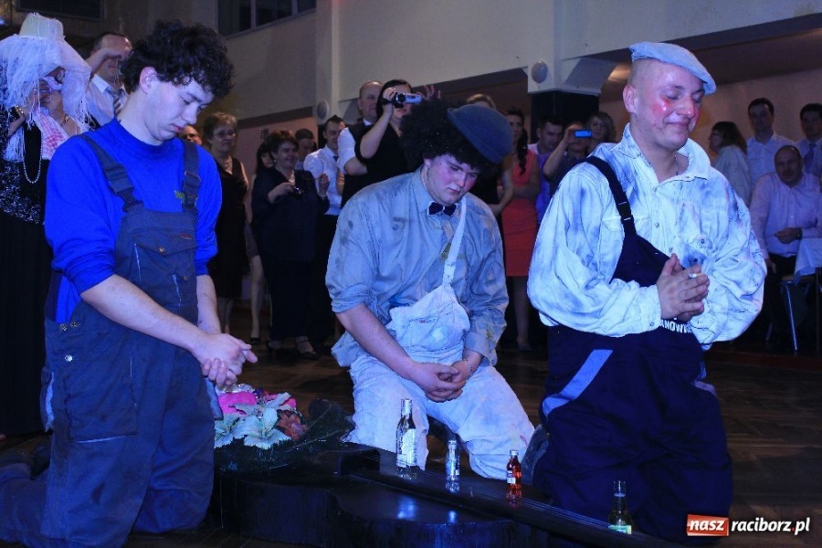 Zdjęcie w galerii na portalu naszraciborz.pl: Koniec zabawy. Bas pogrzebany wiadomości z regionu