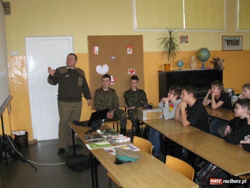 Zdjęcie w galerii na portalu naszraciborz.pl: ŚOSG: Funkcjonariusze spotkali się z uczniami wiadomości z regionu