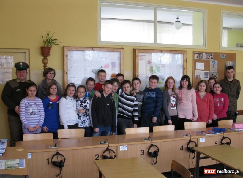 Zdjęcie w galerii na portalu naszraciborz.pl: ŚOSG: Funkcjonariusze spotkali się z uczniami wiadomości z regionu