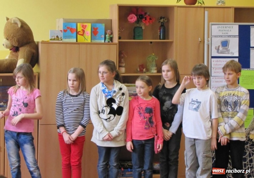 Zdjęcie w galerii na portalu naszraciborz.pl: Akcja SP 13 - owce w sieci wiadomości z regionu