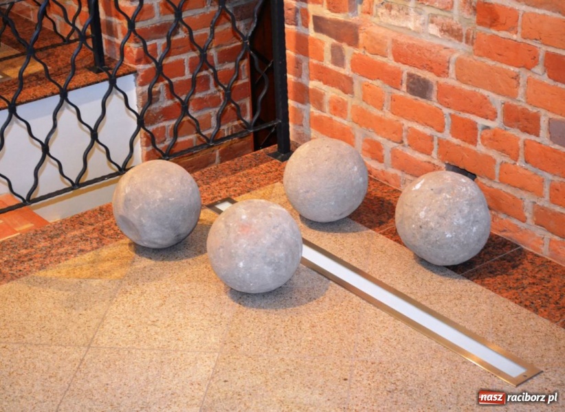 Zdjęcie w galerii na portalu naszraciborz.pl: Kule do bombardy na zamku wiadomości z regionu