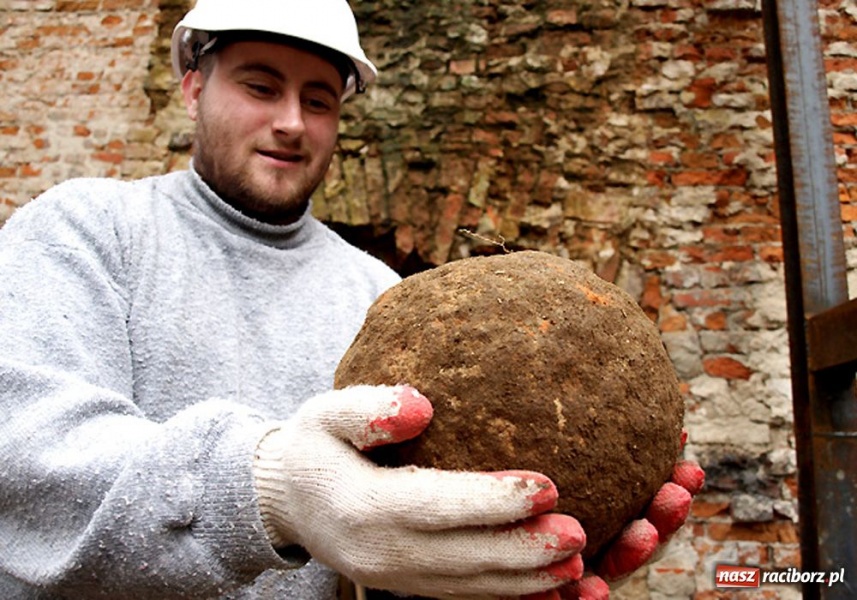 Zdjęcie w galerii na portalu naszraciborz.pl: Kule do bombardy na zamku wiadomości z regionu