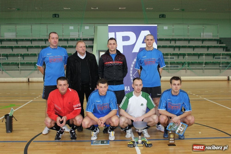 Zdjęcie w galerii na portalu naszraciborz.pl: Puchar komendanta w rękach PAKON-u wiadomości z regionu