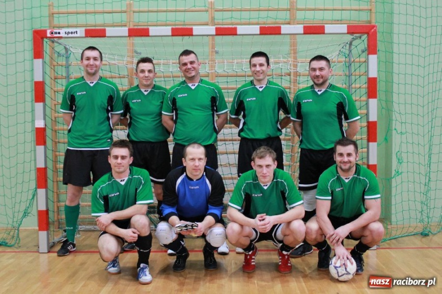 Zdjęcie w galerii na portalu naszraciborz.pl: Puchar komendanta w rękach PAKON-u wiadomości z regionu