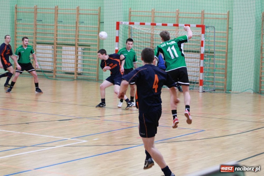 Zdjęcie w galerii na portalu naszraciborz.pl: Puchar komendanta w rękach PAKON-u wiadomości z regionu