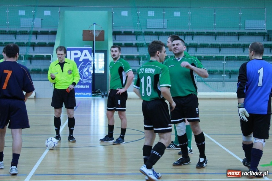 Zdjęcie w galerii na portalu naszraciborz.pl: Puchar komendanta w rękach PAKON-u wiadomości z regionu