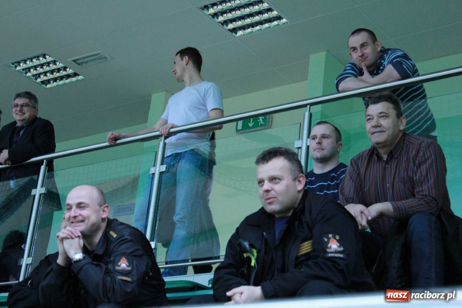 Zdjęcie w galerii na portalu naszraciborz.pl: Puchar komendanta w rękach PAKON-u wiadomości z regionu