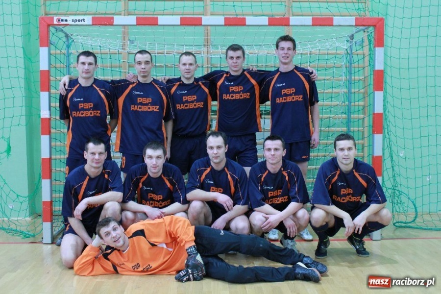 Zdjęcie w galerii na portalu naszraciborz.pl: Puchar komendanta w rękach PAKON-u wiadomości z regionu