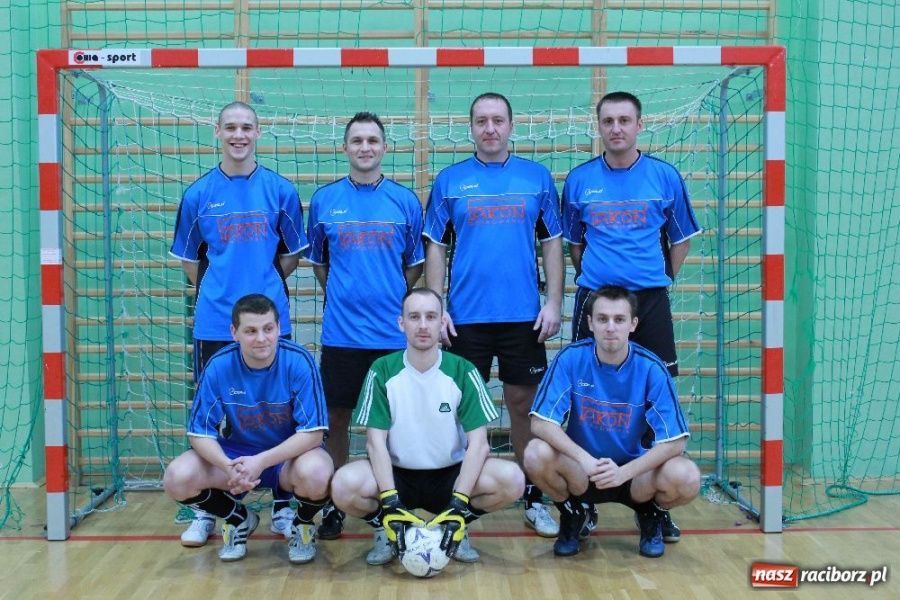 Zdjęcie w galerii na portalu naszraciborz.pl: Puchar komendanta w rękach PAKON-u wiadomości z regionu