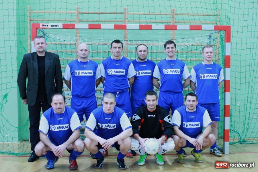 Zdjęcie w galerii na portalu naszraciborz.pl: Puchar komendanta w rękach PAKON-u wiadomości z regionu