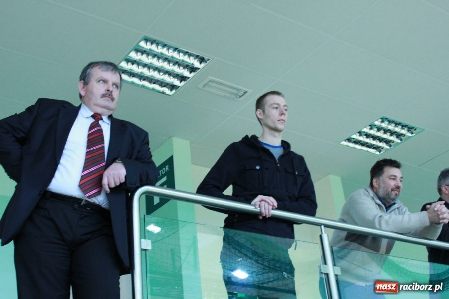 Zdjęcie w galerii na portalu naszraciborz.pl: Puchar komendanta w rękach PAKON-u wiadomości z regionu