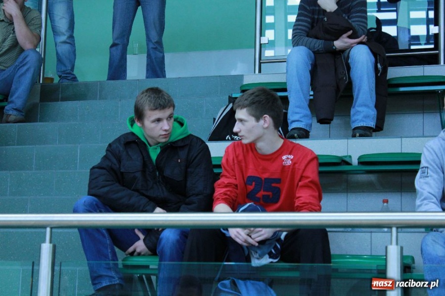 Zdjęcie w galerii na portalu naszraciborz.pl: Puchar komendanta w rękach PAKON-u wiadomości z regionu