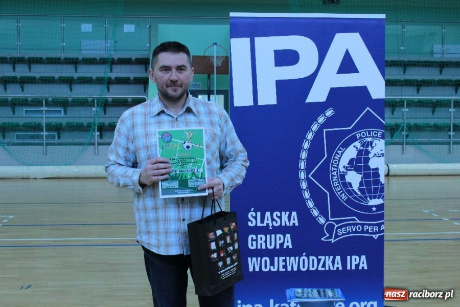 Zdjęcie w galerii na portalu naszraciborz.pl: Puchar komendanta w rękach PAKON-u wiadomości z regionu