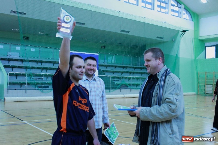 Zdjęcie w galerii na portalu naszraciborz.pl: Puchar komendanta w rękach PAKON-u wiadomości z regionu