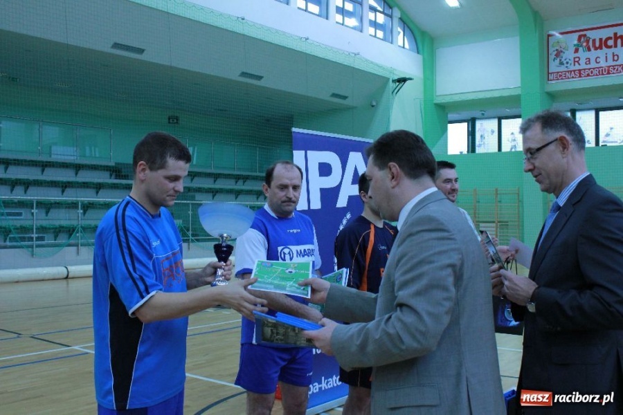 Zdjęcie w galerii na portalu naszraciborz.pl: Puchar komendanta w rękach PAKON-u wiadomości z regionu