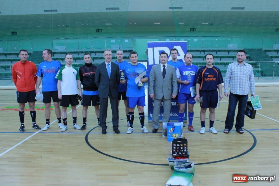 Zdjęcie w galerii na portalu naszraciborz.pl: Puchar komendanta w rękach PAKON-u wiadomości z regionu