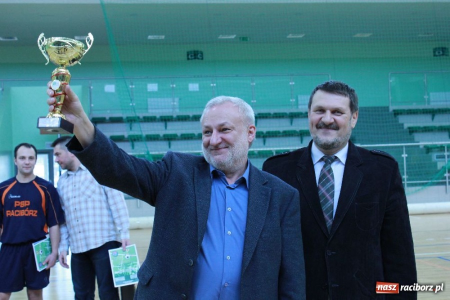 Zdjęcie w galerii na portalu naszraciborz.pl: Puchar komendanta w rękach PAKON-u wiadomości z regionu