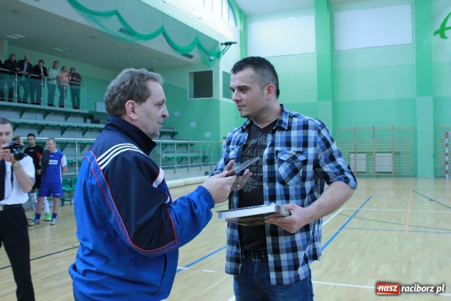 Zdjęcie w galerii na portalu naszraciborz.pl: Puchar komendanta w rękach PAKON-u wiadomości z regionu