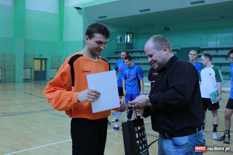 Zdjęcie w galerii na portalu naszraciborz.pl: Puchar komendanta w rękach PAKON-u wiadomości z regionu