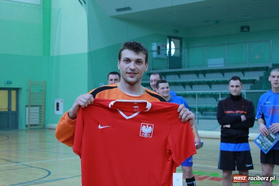 Zdjęcie w galerii na portalu naszraciborz.pl: Puchar komendanta w rękach PAKON-u wiadomości z regionu