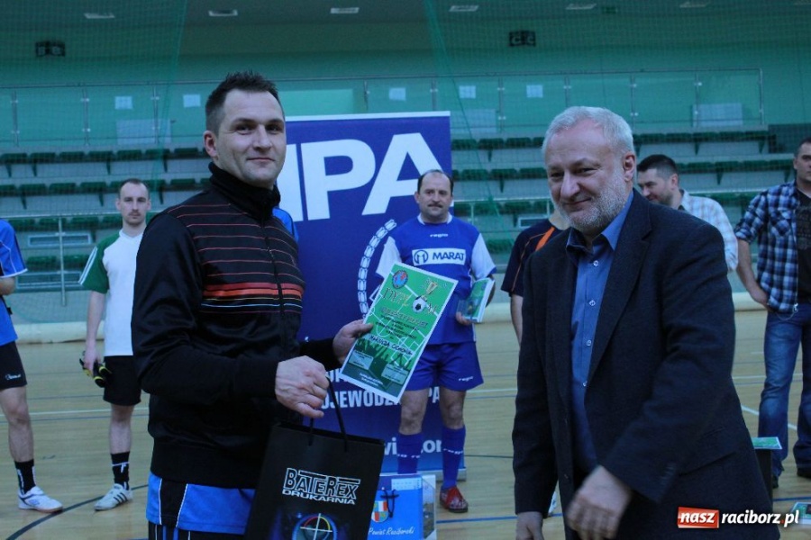 Zdjęcie w galerii na portalu naszraciborz.pl: Puchar komendanta w rękach PAKON-u wiadomości z regionu