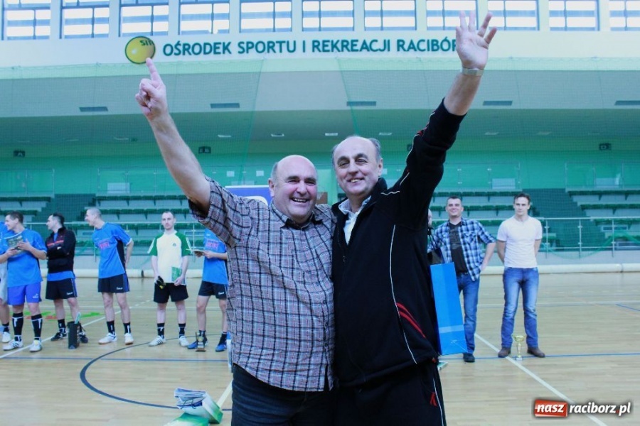 Zdjęcie w galerii na portalu naszraciborz.pl: Puchar komendanta w rękach PAKON-u wiadomości z regionu