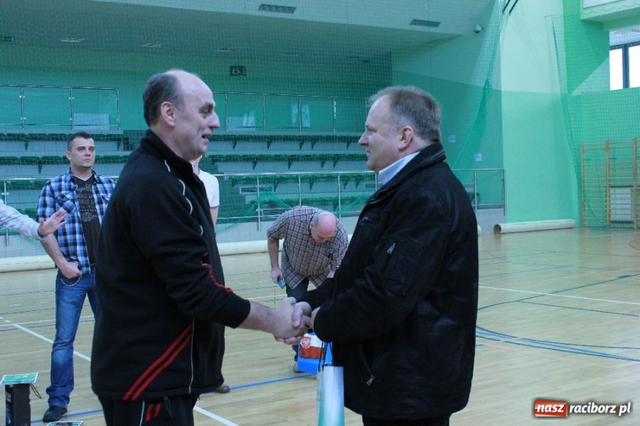 Zdjęcie w galerii na portalu naszraciborz.pl: Puchar komendanta w rękach PAKON-u wiadomości z regionu