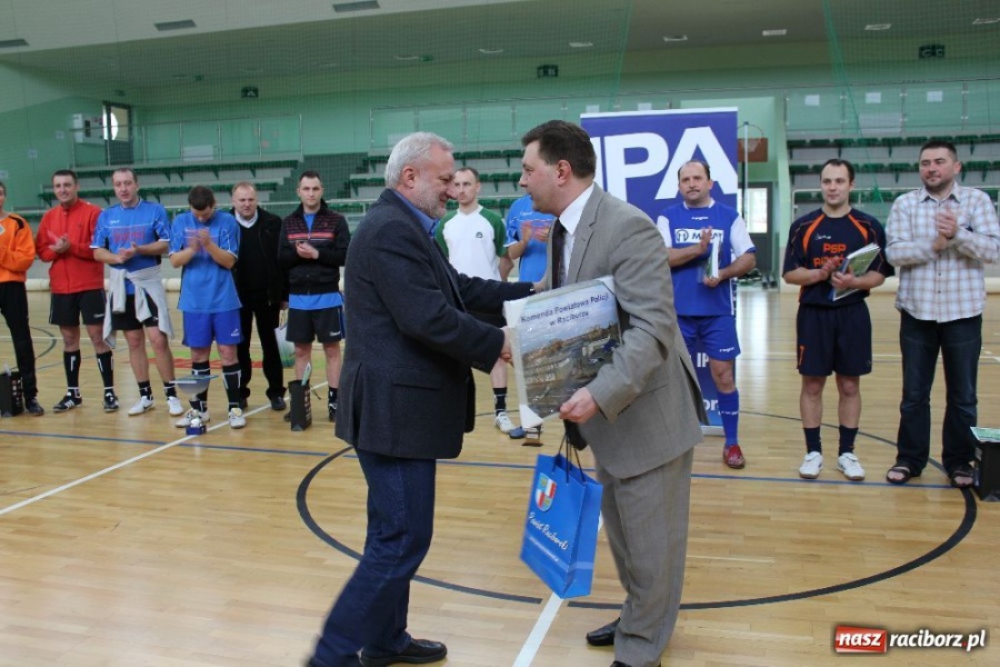Zdjęcie w galerii na portalu naszraciborz.pl: Puchar komendanta w rękach PAKON-u wiadomości z regionu