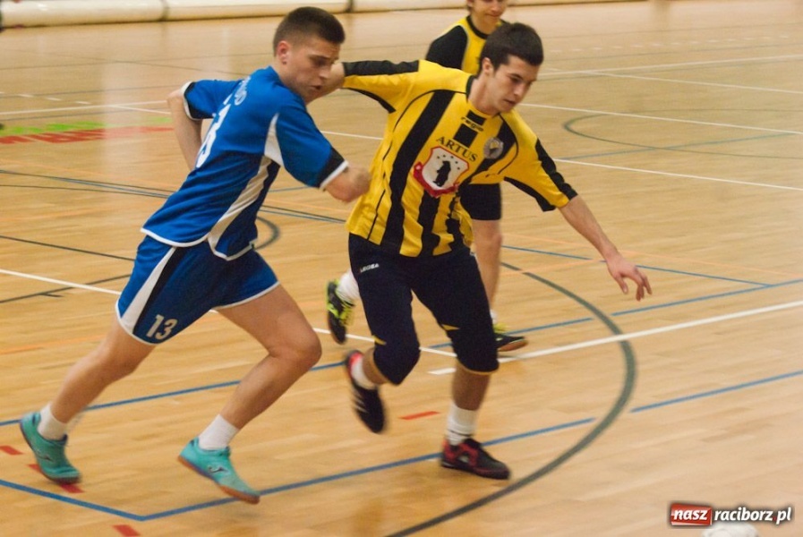 Zdjęcie w galerii na portalu naszraciborz.pl: Pędzące Byki na kolanach wiadomości z regionu