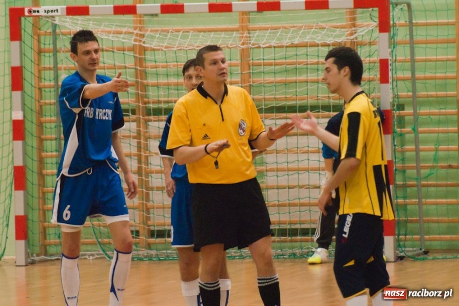 Zdjęcie w galerii na portalu naszraciborz.pl: Pędzące Byki na kolanach wiadomości z regionu