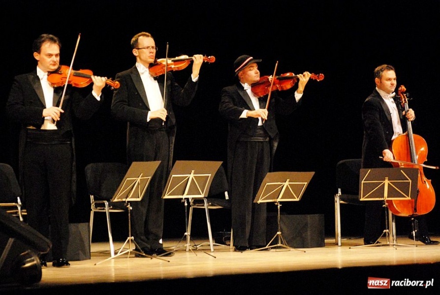 Zdjęcie w galerii na portalu naszraciborz.pl: Zastrzyk humoru z grupą MoCarta wiadomości z regionu