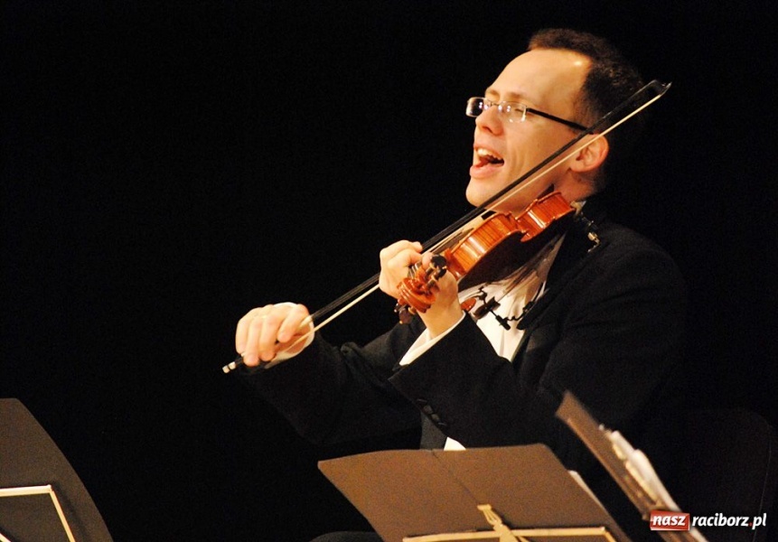 Zdjęcie w galerii na portalu naszraciborz.pl: Zastrzyk humoru z grupą MoCarta wiadomości z regionu