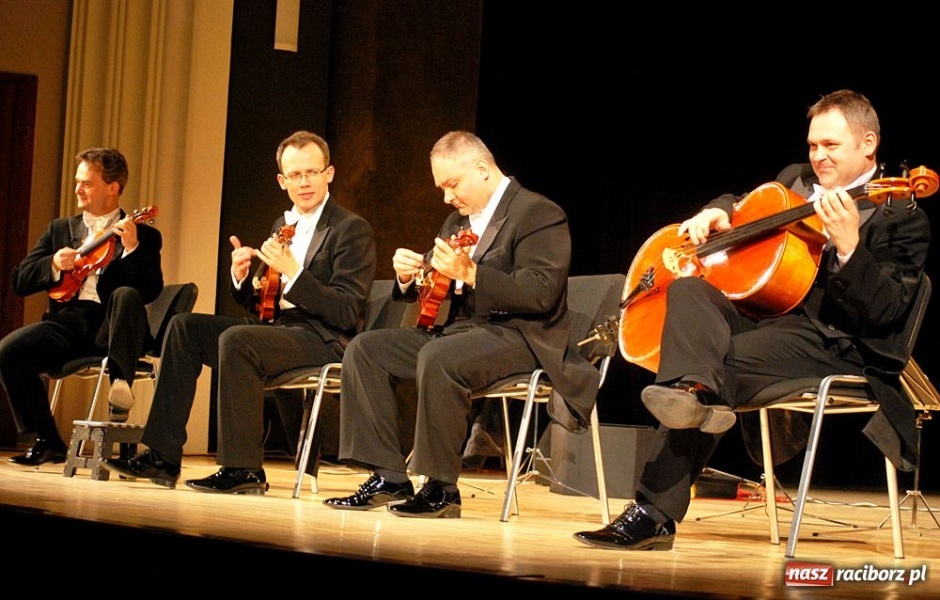 Zdjęcie w galerii na portalu naszraciborz.pl: Zastrzyk humoru z grupą MoCarta wiadomości z regionu