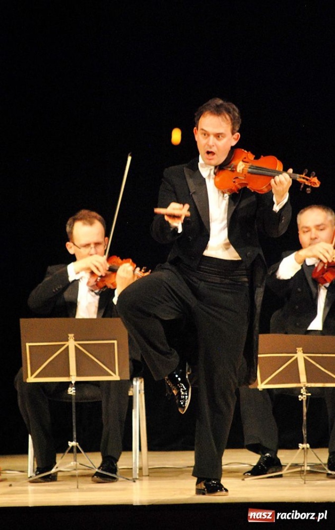 Zdjęcie w galerii na portalu naszraciborz.pl: Zastrzyk humoru z grupą MoCarta wiadomości z regionu