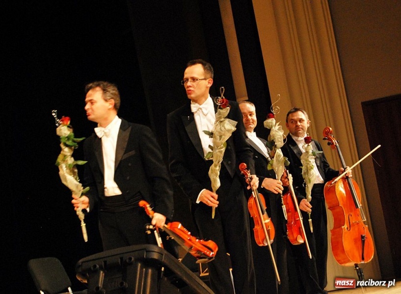 Zdjęcie w galerii na portalu naszraciborz.pl: Zastrzyk humoru z grupą MoCarta wiadomości z regionu