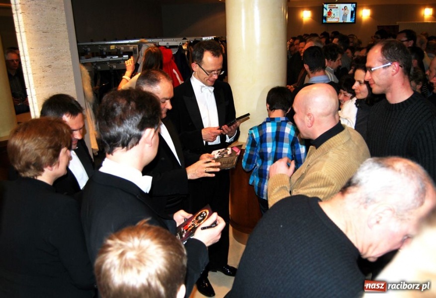 Zdjęcie w galerii na portalu naszraciborz.pl: Zastrzyk humoru z grupą MoCarta wiadomości z regionu