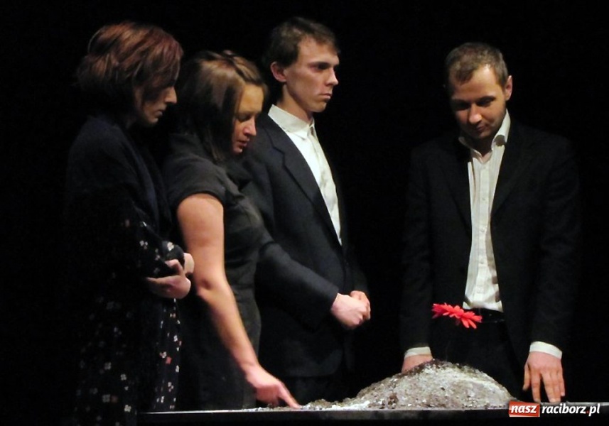 Zdjęcie w galerii na portalu naszraciborz.pl: Śmierć na deskach Strzechy wiadomości z regionu