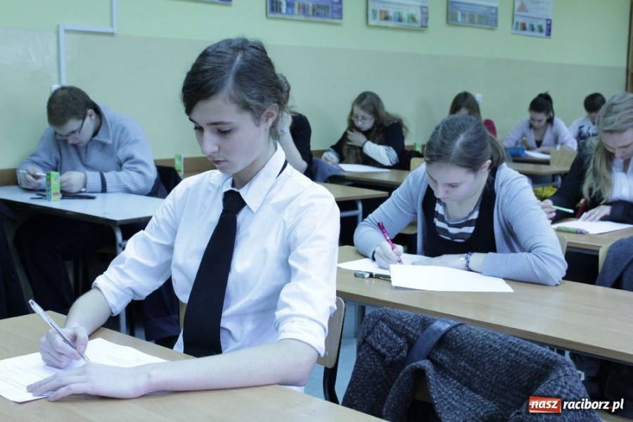 Zdjęcie w galerii na portalu naszraciborz.pl: W II LO sprawdzili swój angielski wiadomości z regionu