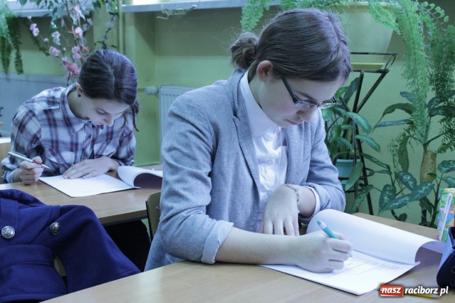 Zdjęcie w galerii na portalu naszraciborz.pl: W II LO sprawdzili swój angielski wiadomości z regionu